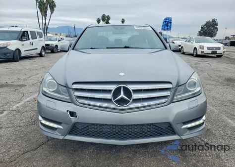 2013 Mercedes-Benz C 250 z USA, uszkodzony, nr VIN WDDGF4HB1DR294123